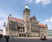 Das "neue" Chemnitzer Rathaus am Markt, 1911 in Stile der Neorenaissance erbaut, kann man ganz nüchtern doppelt sehen