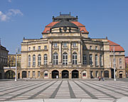 Das Neue Theater von Chemnitz, ein neobarocker Bau von Möbius, ist längst Opernhaus, steht aber weiter am Theaterplatz.