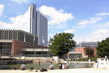 buntes Treiben am Park vor der Stadthalle in Chemnitz