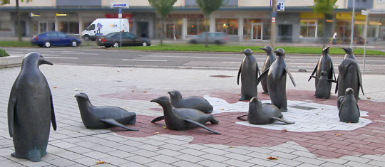 Kaiserpinguine, gut angekommen in Chemnitz, Bronzen von Peter Kallfels