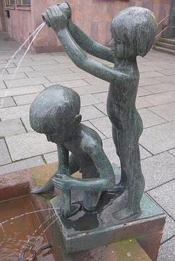 Spielende Kinder, Brunnenplastik von Hanns Diettrich in Chemnitz Straße der Nationen