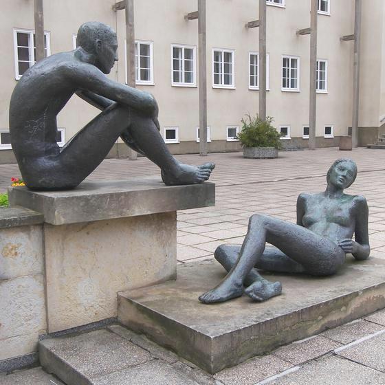 Paar von Harald Stephan vor dem Stadtbad Chemnitz