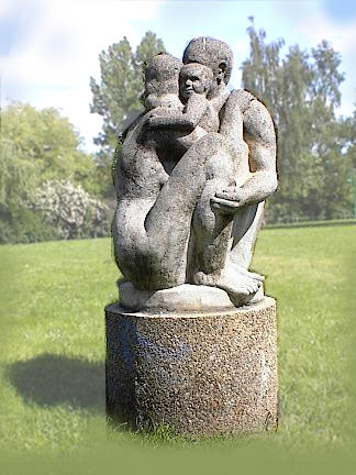 Liebespaar mit Kind, geschaffen vom Bildhauer Frank Diettrich, Chemnitz