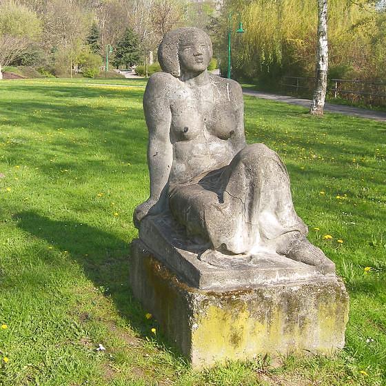 Sitzende von Harald Stephan, Kunst im Chemnitzer Falkepark