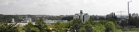 links die gewaltige Kläranlage von Heinersdorf, rechts1 das Kraftwerk Borna