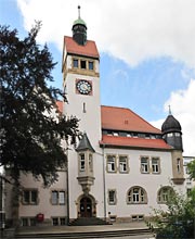 Das 1904 erbaute, in den dreißiger Jahren erweiterte repräsentative Rathaus zeugt vom Aufstieg des früher eher unbedeutenden Ortes.