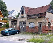 Die alte Fweuerwehr an der Hauptstraße sieht inzwischen (um 1998) ganz schön alt aus